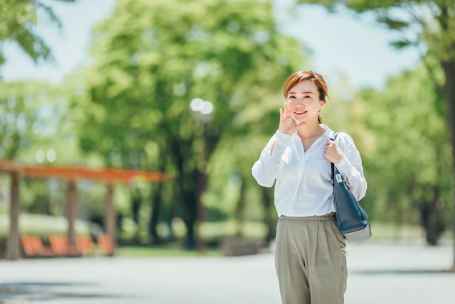 何か言う女性職員の写真